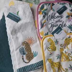 NWT 4pc Jungle Leopard Pot Holders & Kitchen Towel Set